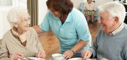 Społeczne i emocjonalne korzyści z życia w domu seniora